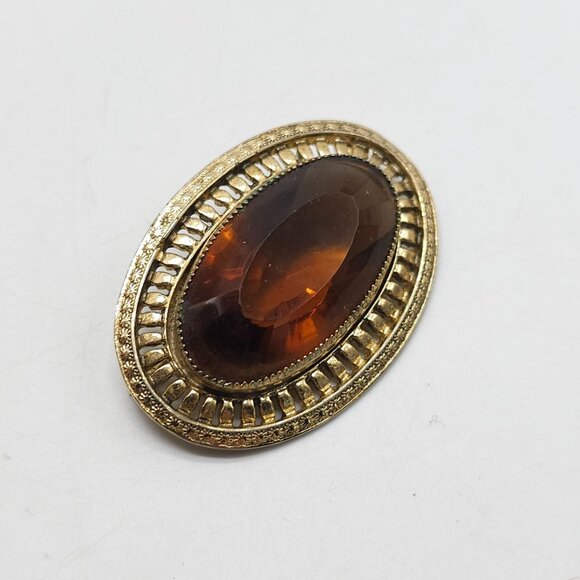 Vintage Oval Amber Glass Brooch With Intricate Gold-Toned Detailing - Picture 2 of 5